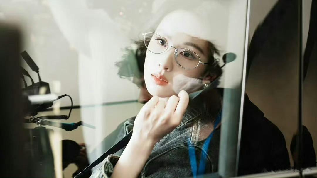 陈都灵｜银丝眼镜 ???，太欲了好吗
