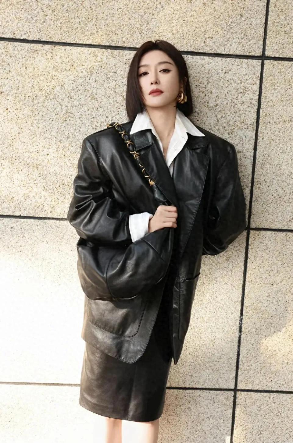 秦岚阿姨脚踩一字带黑色高跟，这腿又嫩又白，保养的真好