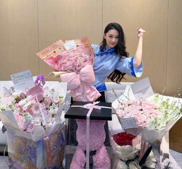 看了热搜上的张馨予，才明白她与何捷婚姻的真相，贾静雯真说对了