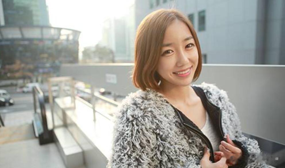 韩国女星转行做算命师，面对镜头泪崩揭开内幕，曾是名校高材生