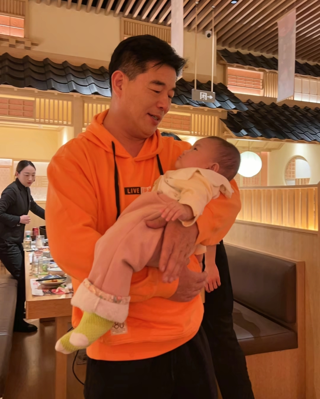 “苗连”周惠林春节过59岁生日,岳父母出镜和他同龄,女儿才半岁