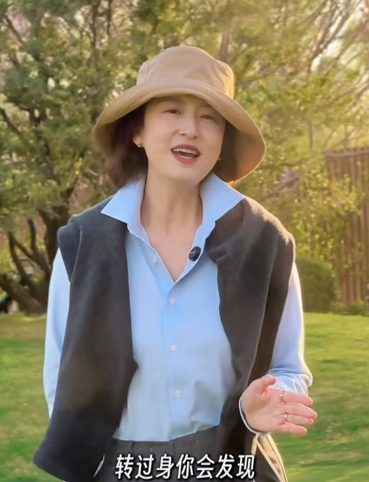 张蕾分享人生感悟，简约穿搭知性优雅，短发造型更显温婉大气