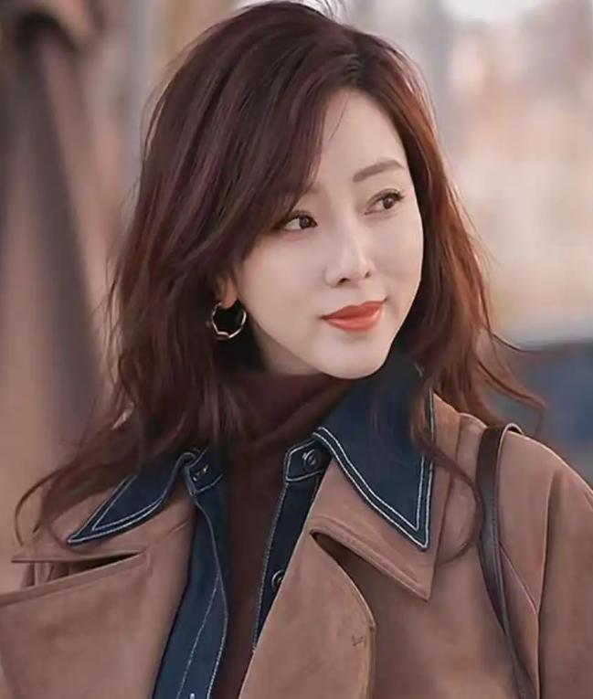 李思思现身河北县城商演，穿搭臃肿气质全无，央视名嘴落差太扎心