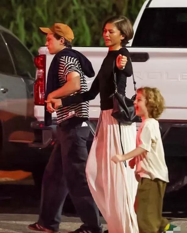 赞达亚荷兰弟婚后首同框，十指相扣好甜蜜，赞达亚私下里特小女生