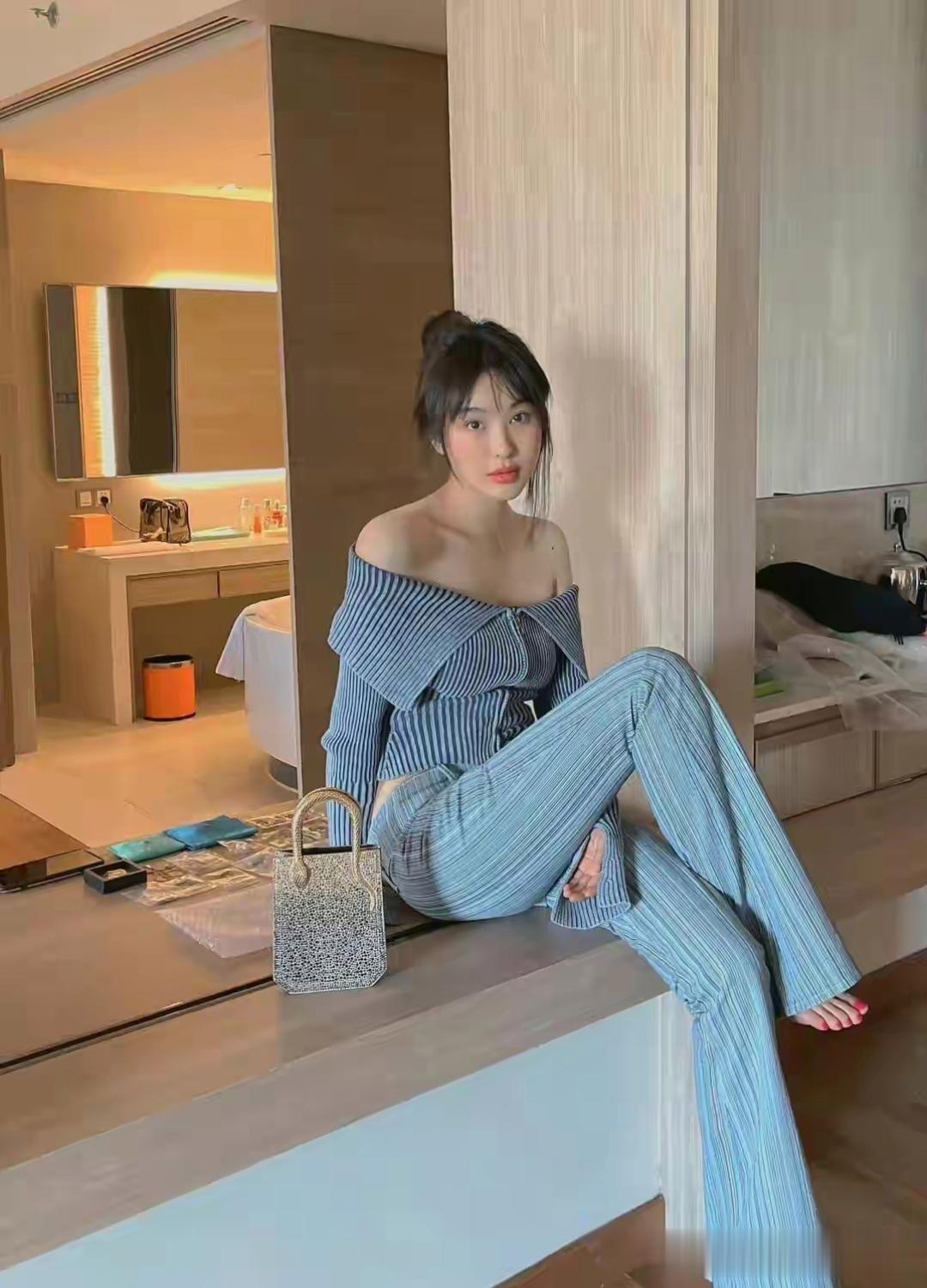 李菲儿美腰和美足