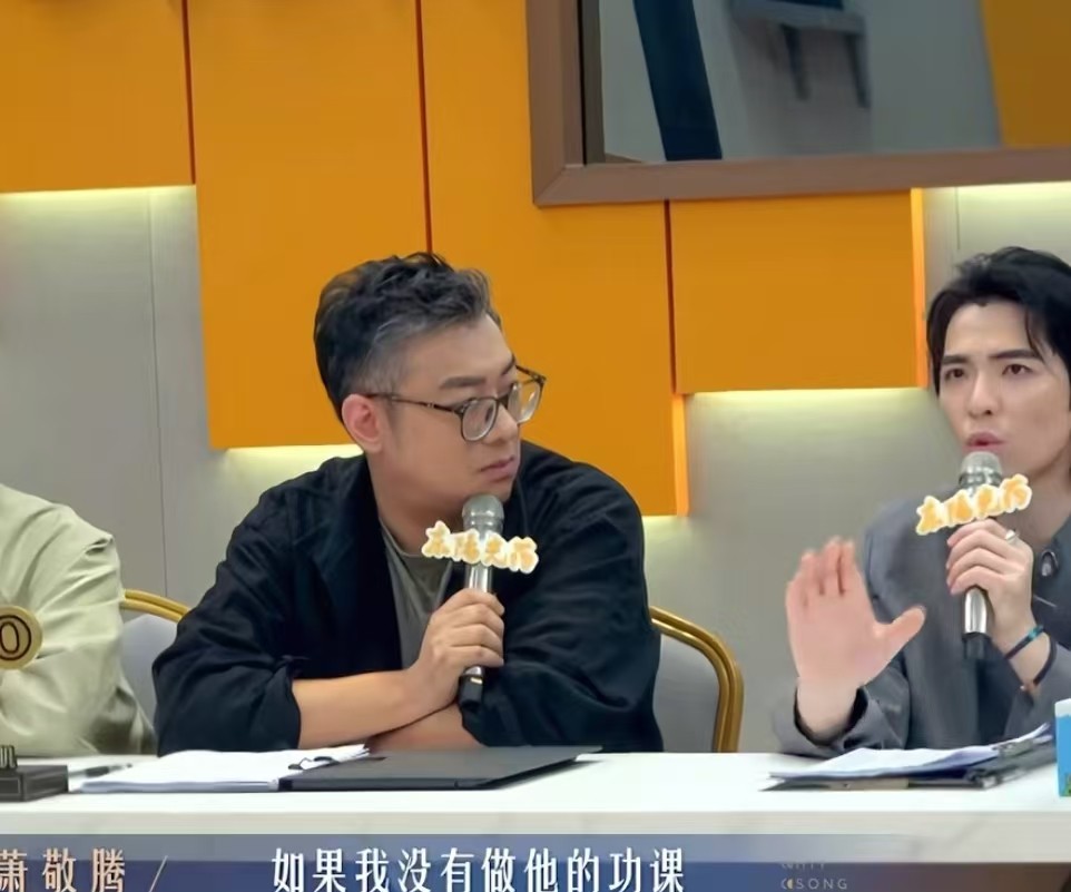 当萧敬腾按住话筒，梁源的手指还停在评分板上