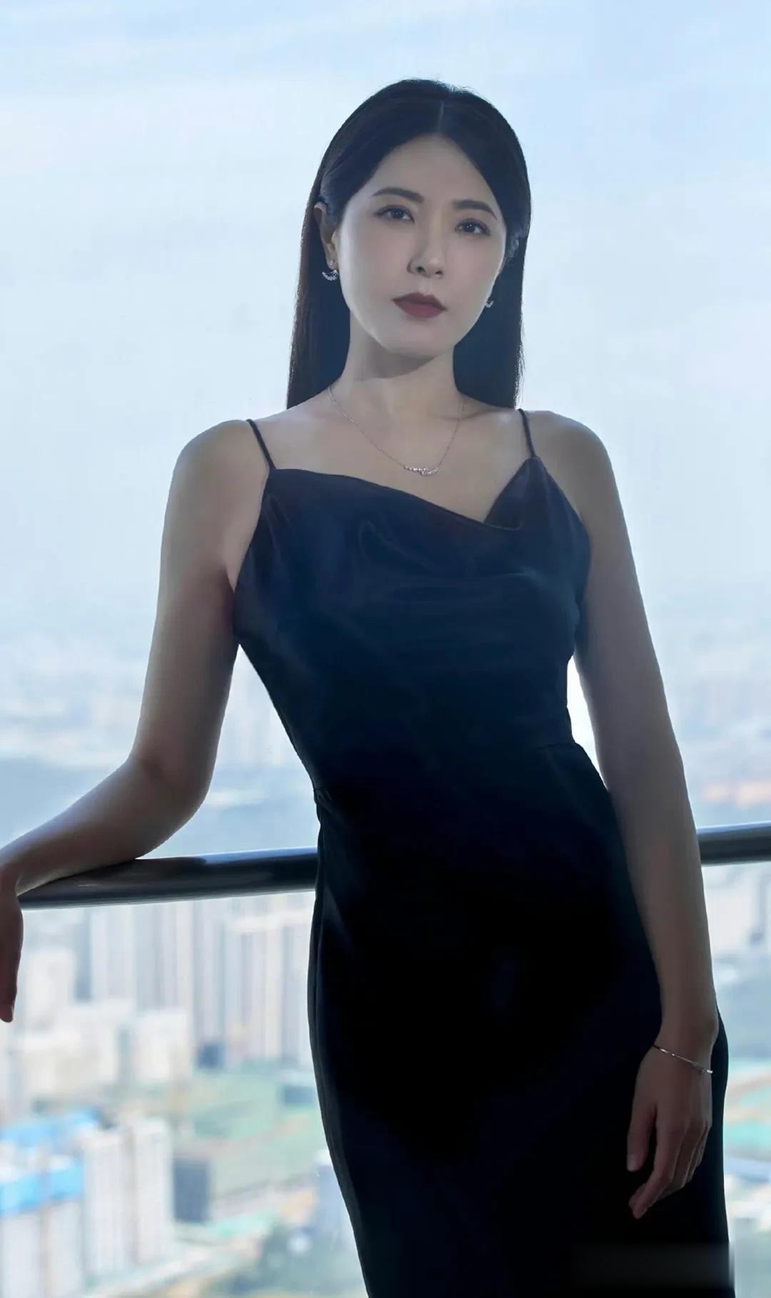 曾黎写真鉴赏｜深V黑裙配细钻，贵气感拉满