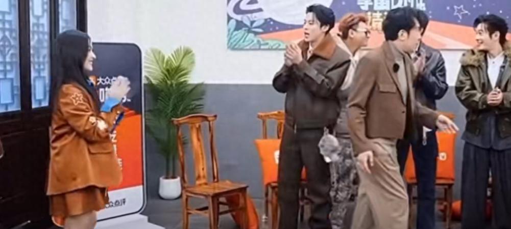 沈月到王鹤棣爸爸烧烤店，大口吃烧烤直夸很Q弹，棣爸爸一脸开心