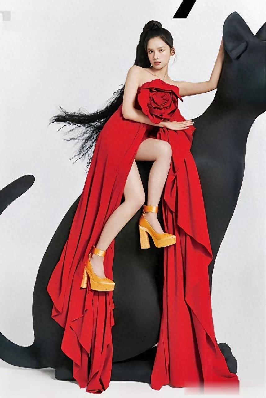 张婧仪的时尚大片，美腿无敌啊