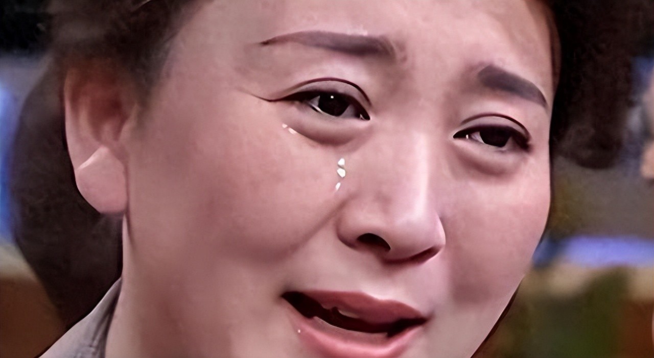 哭穷风波仅2月，闫学晶再曝猛料，这回谁也救不了“堕落”的她