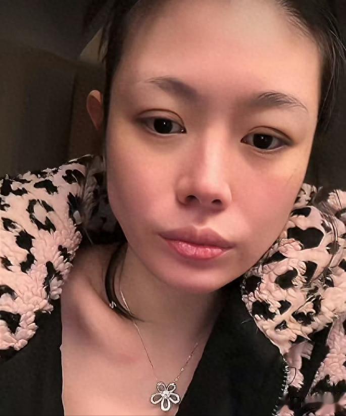 曝汪峰前妻被男友暴打!掌掴、砸酒瓶、当众羞辱,小7岁男友高壮