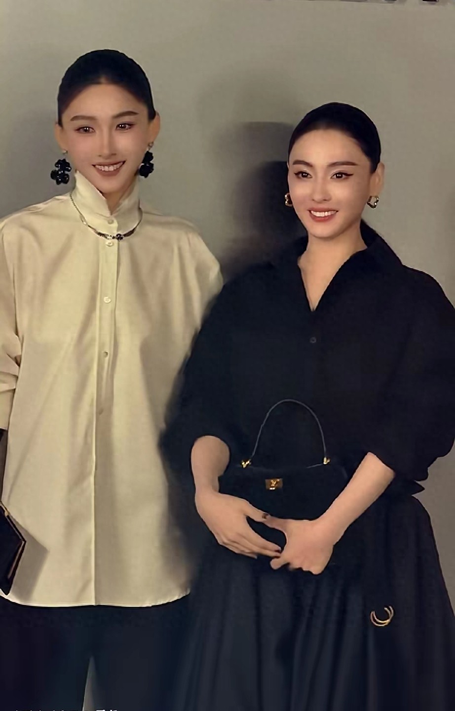 居然有这么像的两个人！张柏芝已是骨相顶级美人，却输在了身高上