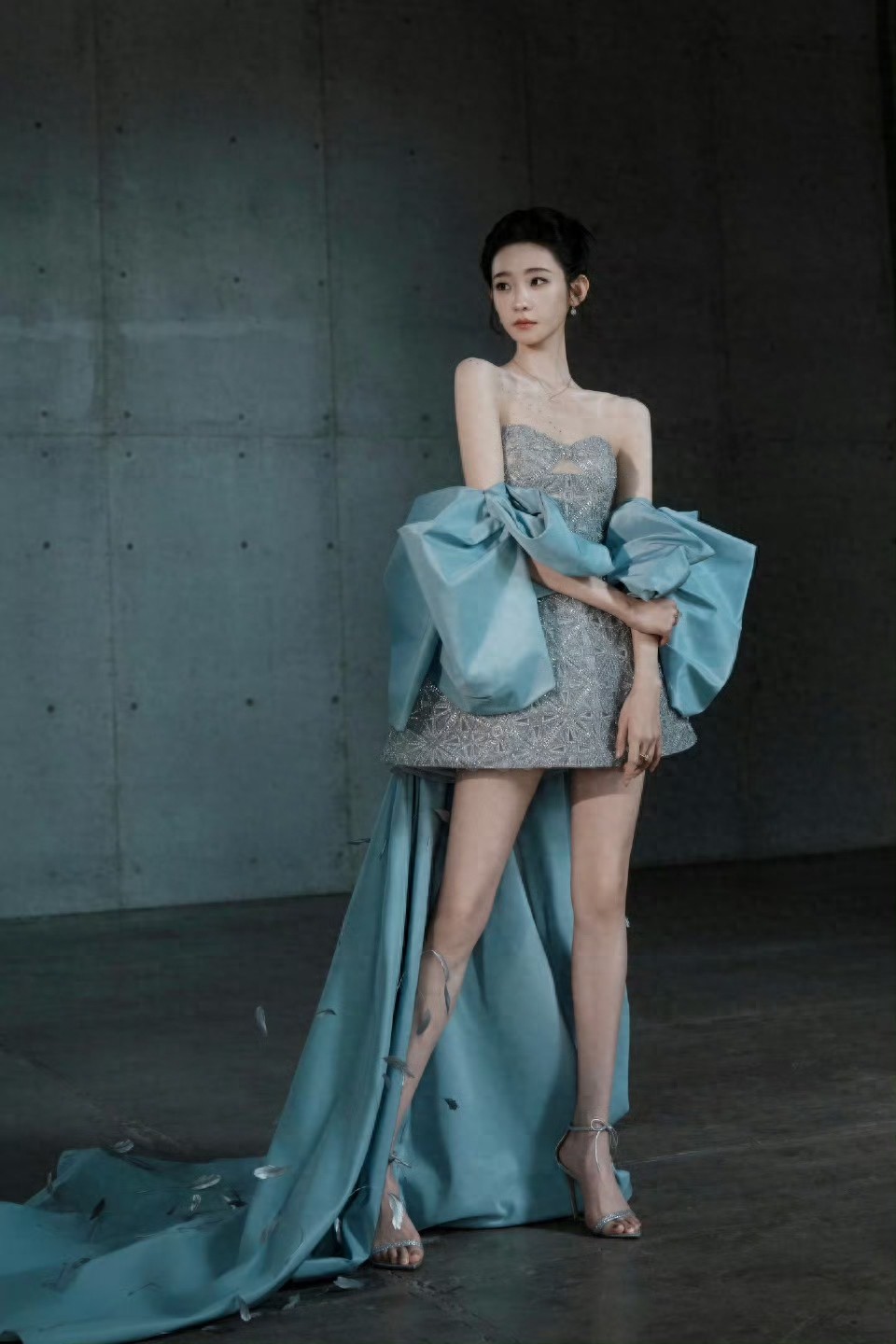 张艺凡 抹胸短袖大长腿 太美了叭