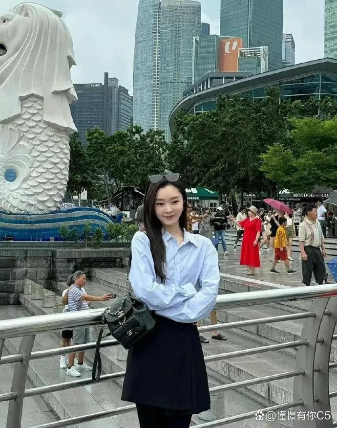 网友线下偶遇宋轶颜值太惊艳，真人气质出众样貌精致