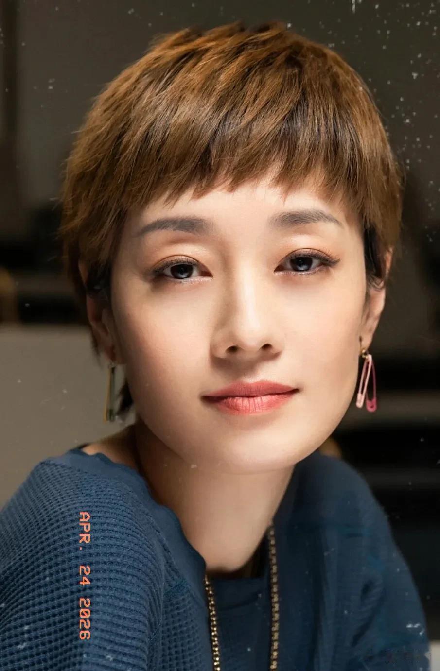 马伊琍时尚杂志霸气来袭，爆炸头时尚感爆棚，网友：自信洒脱！