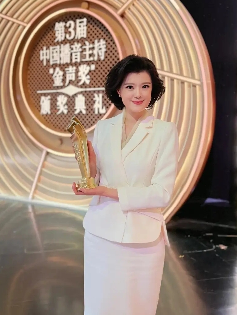 央视主持人邹韵北京看玉兰花!素颜出镜,戴条羊绒围巾蛮知性