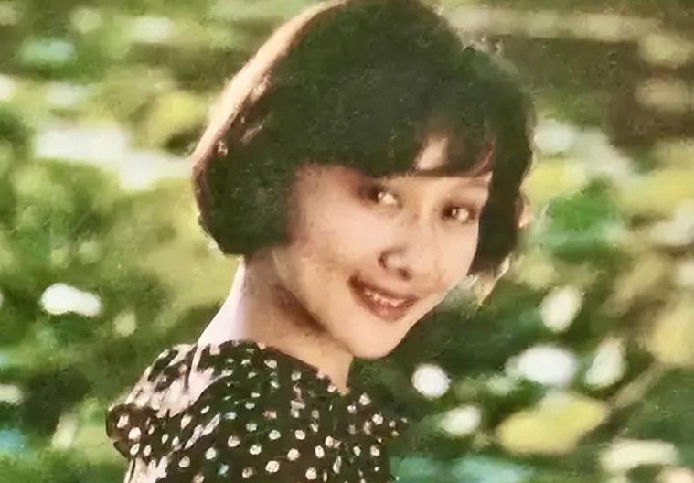 如今隐居上海的黄梅莹，和儿子彻底划清界限后，75岁越活越潇洒