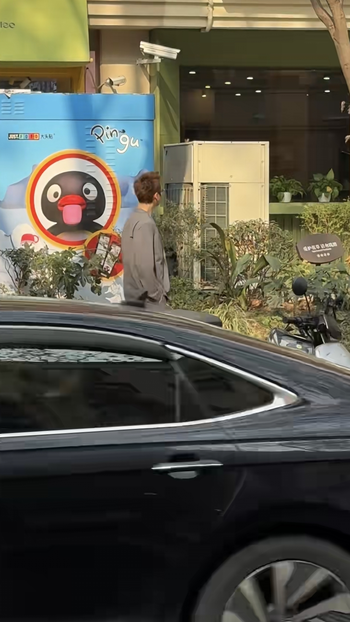 陈伟霆上海街头被偶遇，本人又高又瘦状态很好呀，穿的单薄不冷吗