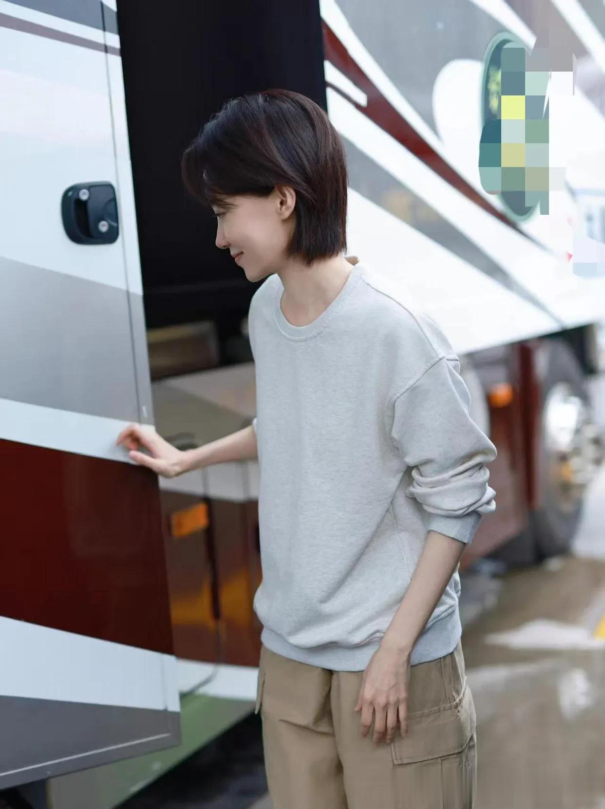 张小斐短发大回春！穿浅灰卫衣+卡其直筒裤，简约休闲又减龄！
