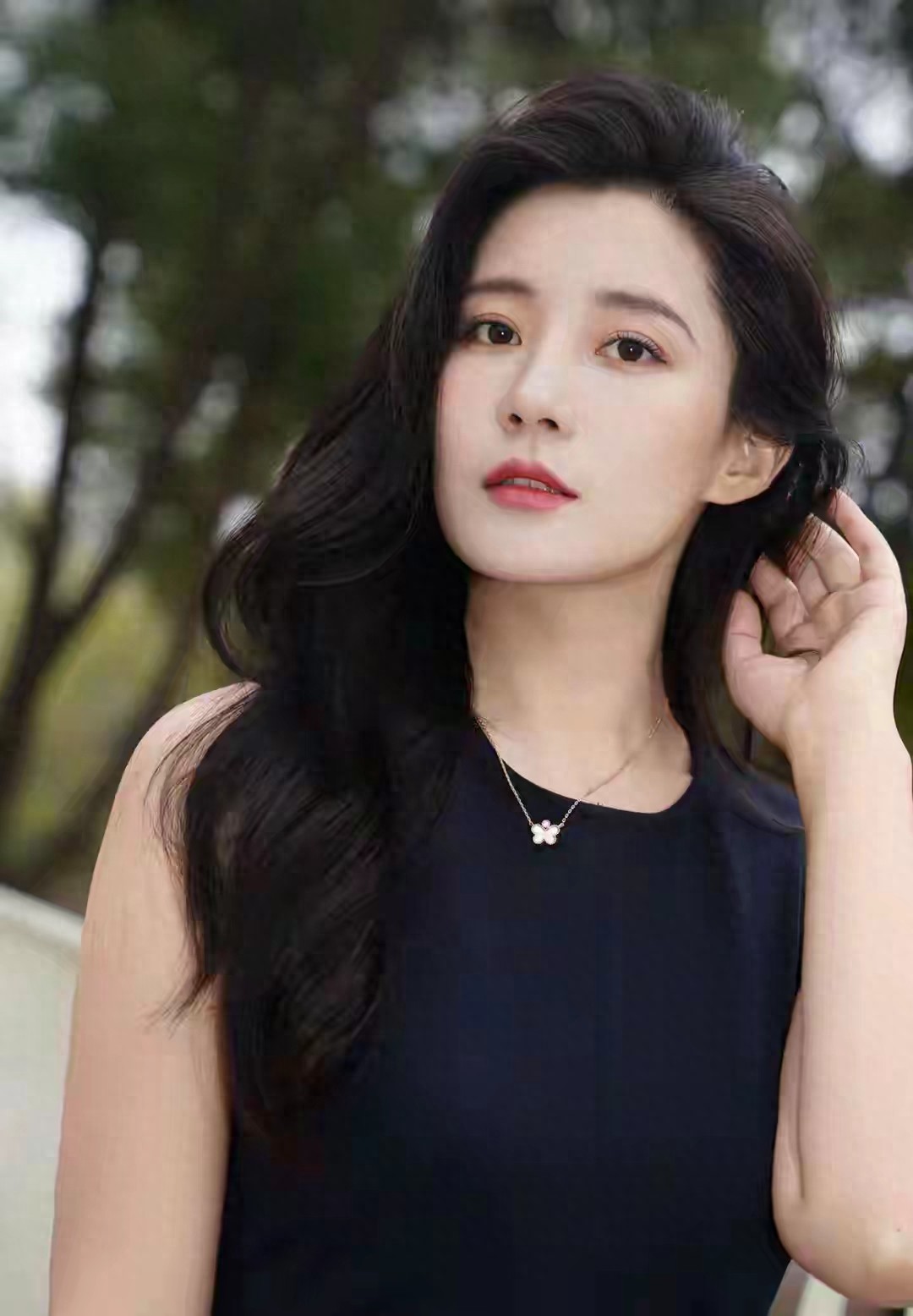 穿黑色连衣裙的林瑾希