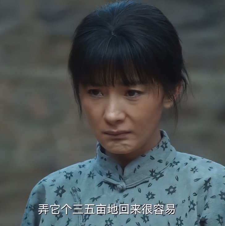 赵丽颖与杨幂同天走红毯，一个娃娃脸一个褶多，骨相皮相区别明显