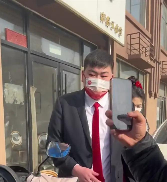 跳楼身亡、家里现金“堆成山”，偷养私生子，大衣哥的谣言太离谱