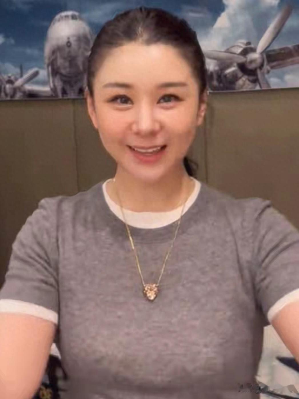 妇女节李小萌晒照,打扮年轻像16但伴随年龄感,小儿子好帅像女孩