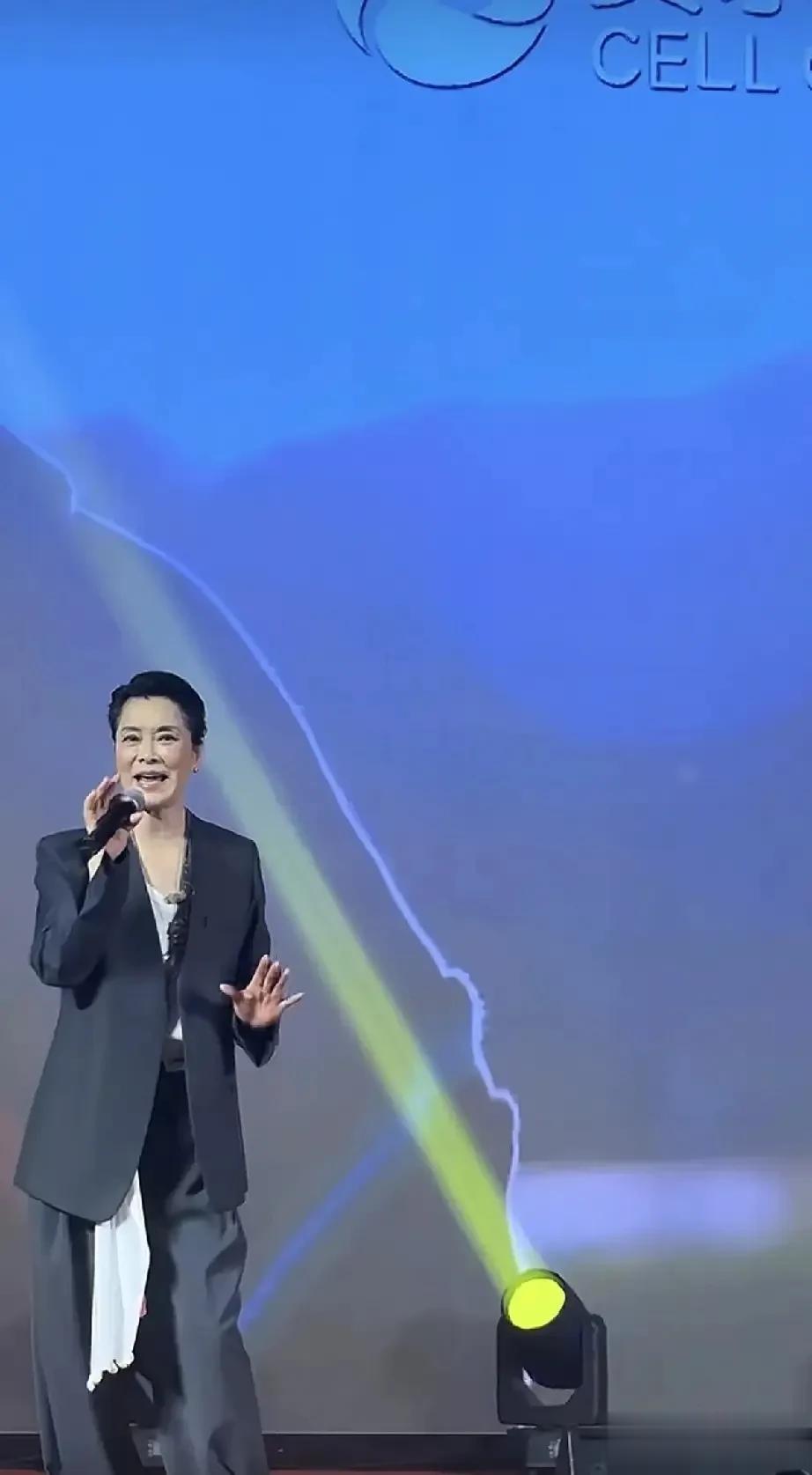 一级歌唱家沦落到接小商演,给某集团年会助兴,老总是她的小粉丝