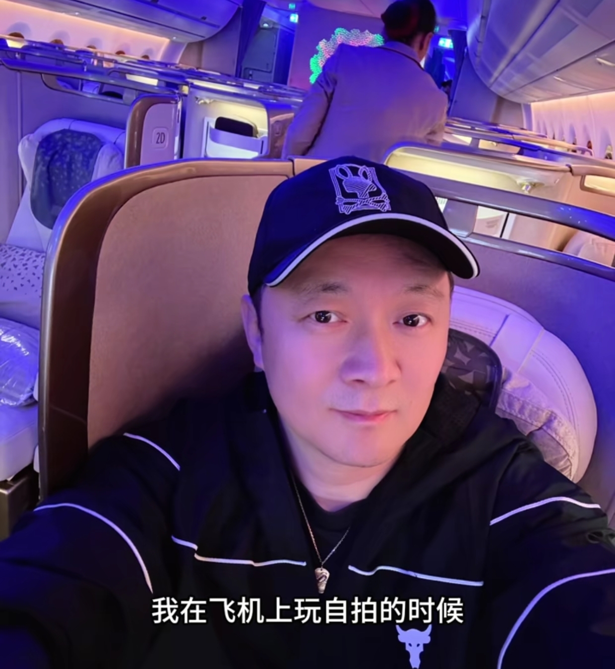 演员田重从迪拜回国！自曝是妻子预感不好催他回国 听老婆话能救命