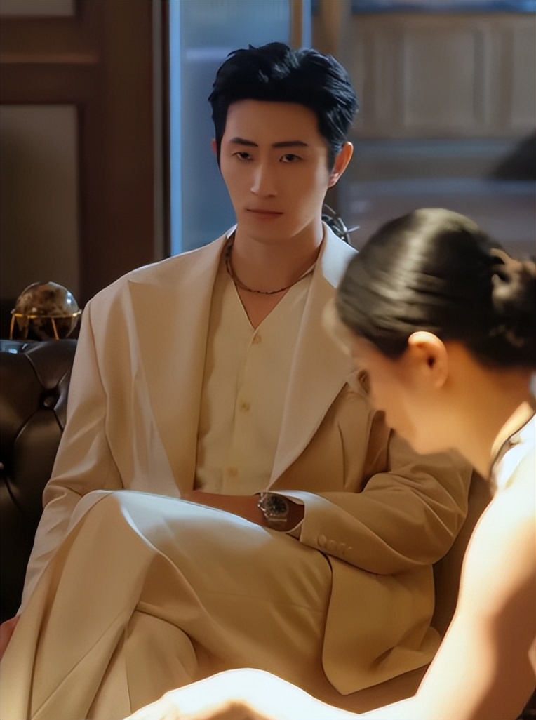 短剧演员生图现原形，嘴歪脸肿像发面馒头，弯腰驼背沧桑感十足