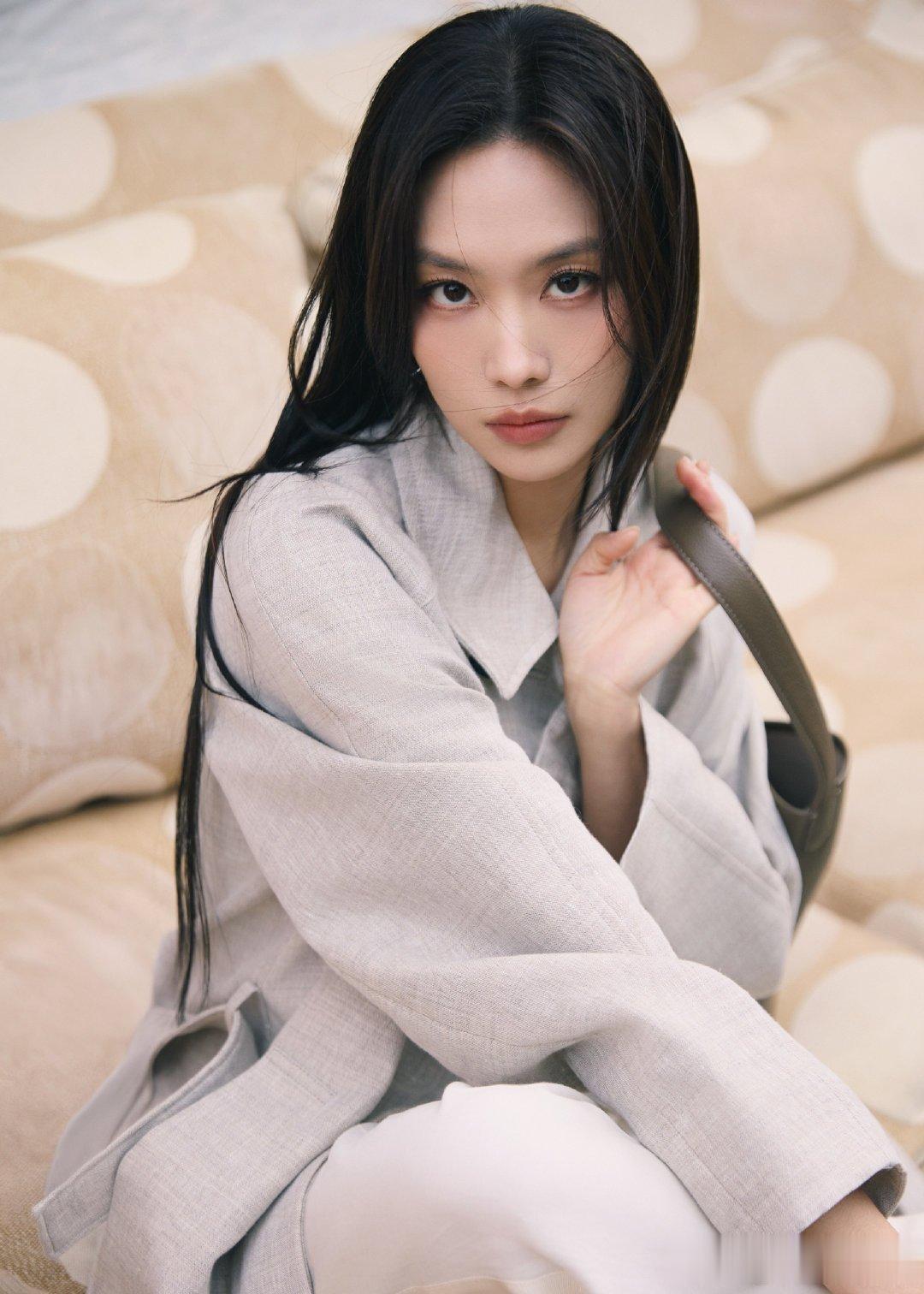 宋妍霏，身着老钱风长风衣，优雅又拉风，走在街上回头率超高啦