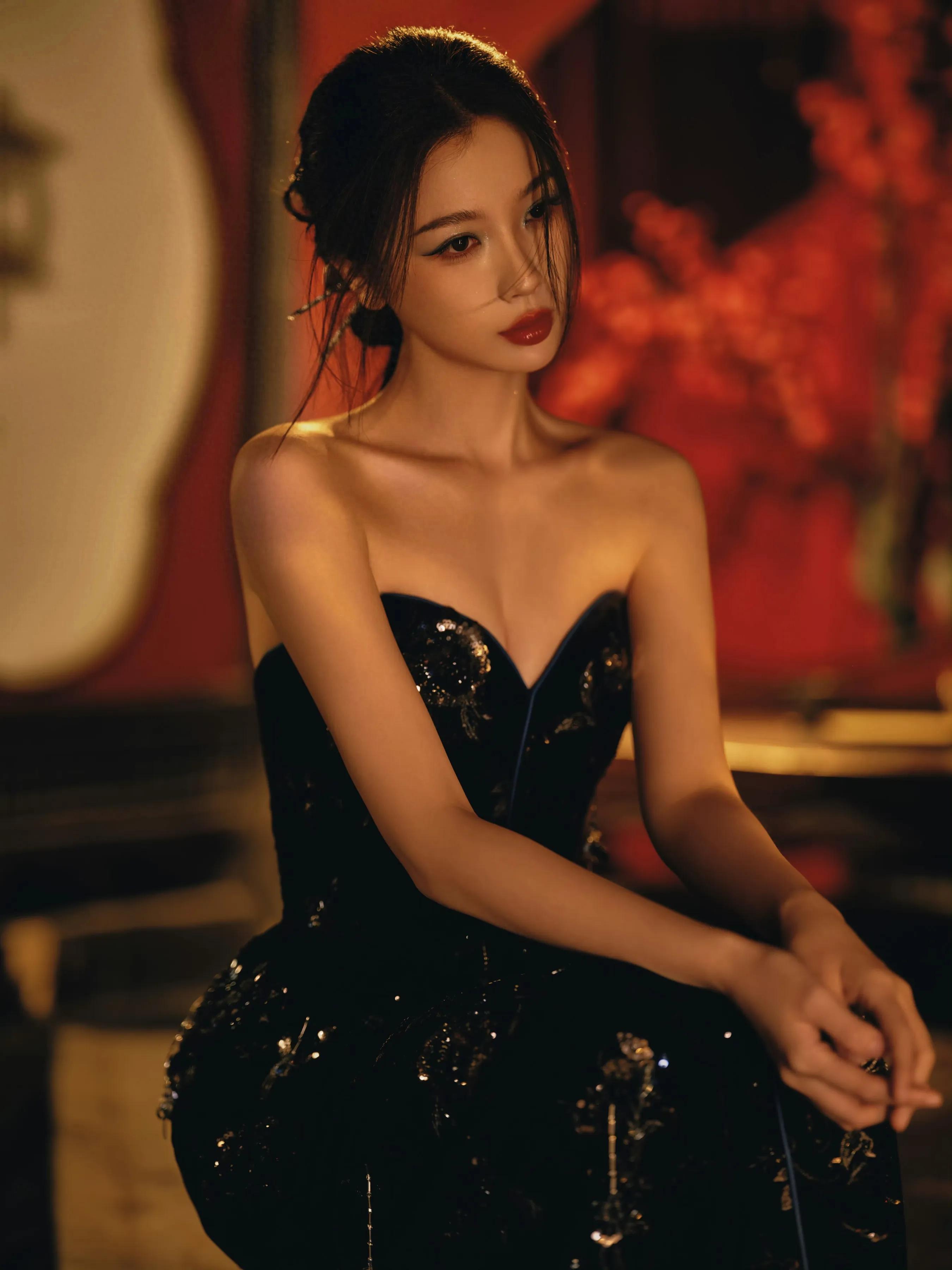 虞书欣，黑色抹胸连衣裙，大秀香肩，红唇妩媚