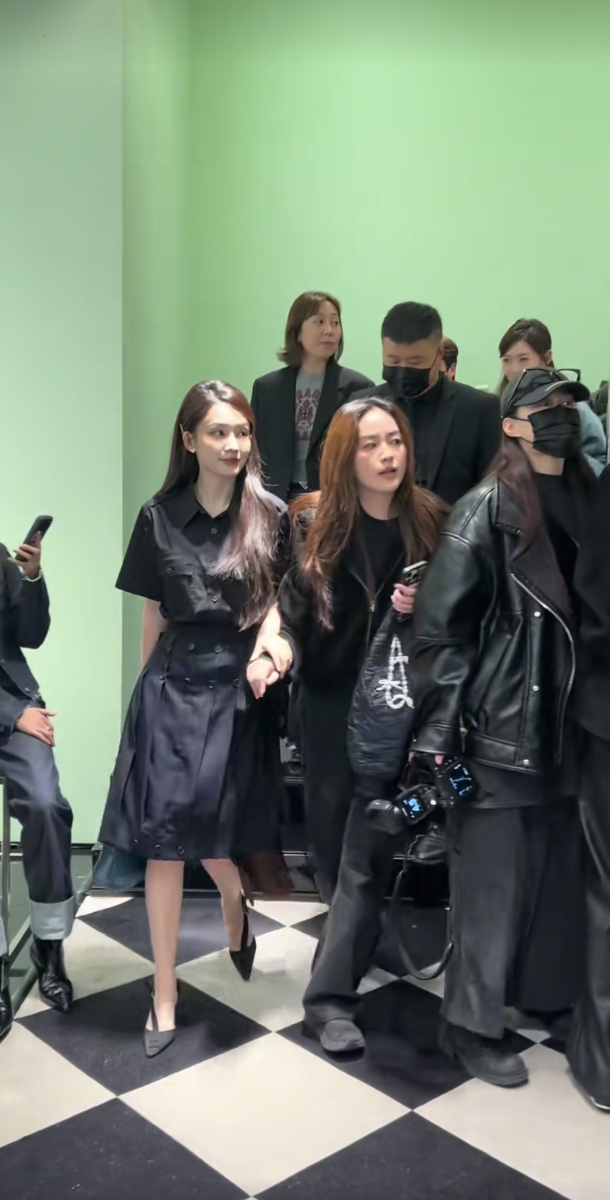 腿好细脸好小！李沁出席线下活动，黑色长发搭配黑裙，美神降临