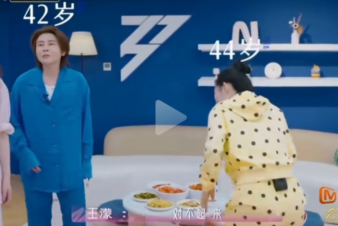 李小冉当众提醒王濛大人说话别插嘴，奥运冠军秒认怂反差太好笑