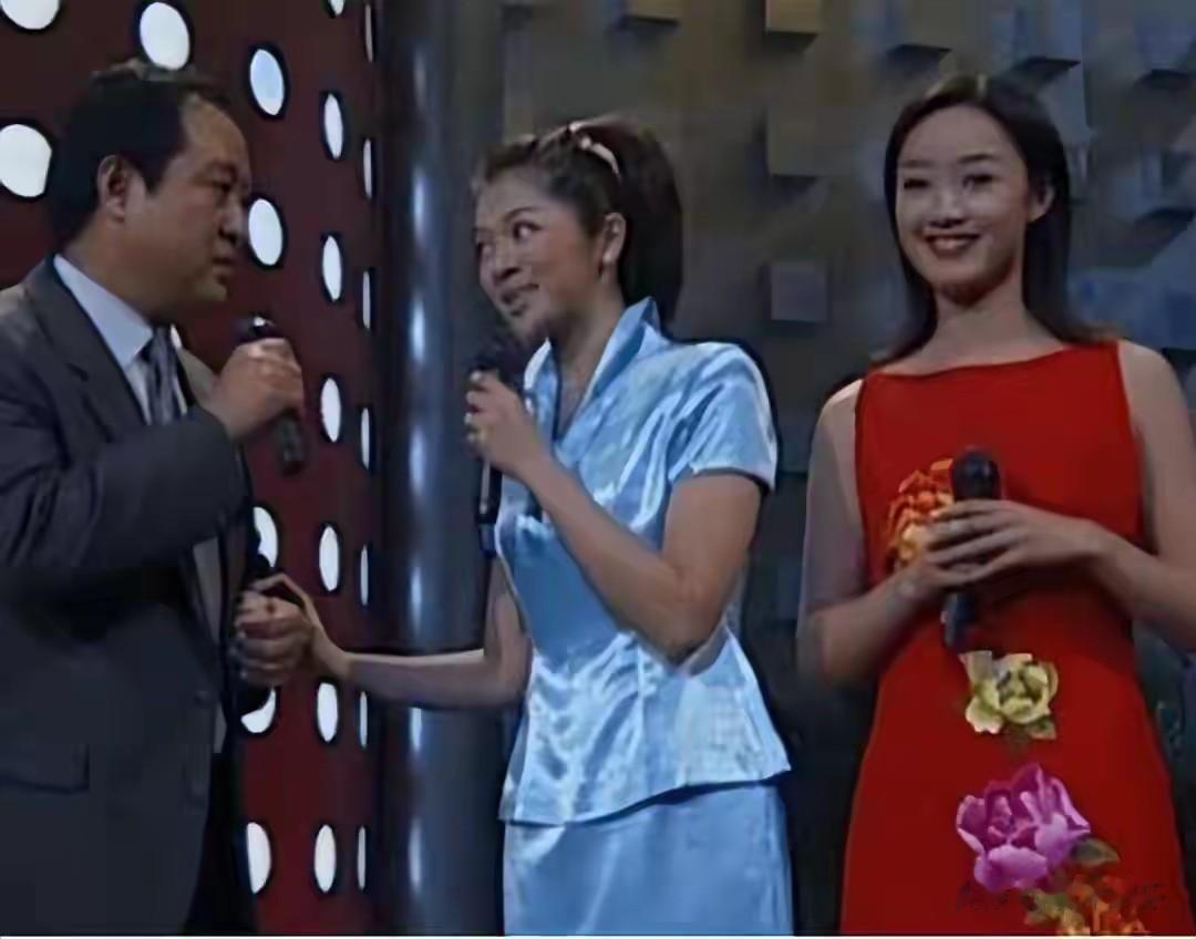 1994年杨柳主持新闻联播图。气质温润俊美脱俗，难怪她们会沦陷。