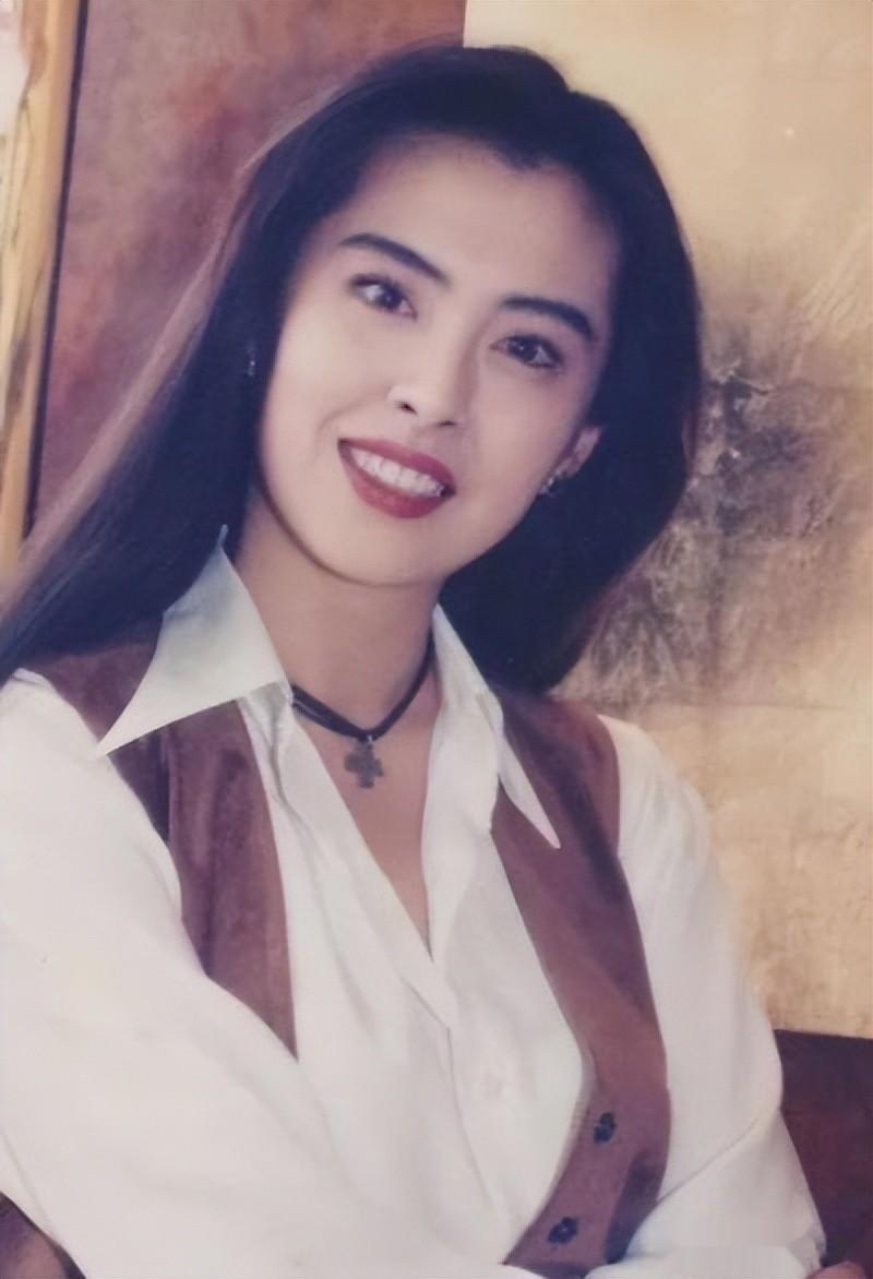 王祖贤59岁生日罕见晒照:素颜惊人,状态引热议,自曝吃素十余年