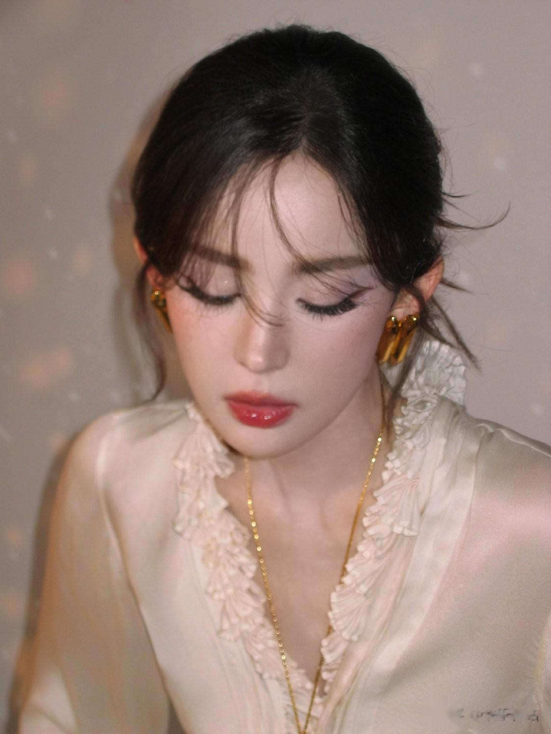 娜扎新造型老钱雀斑妆爆火，网友：这真的是人类能长出来的脸吗