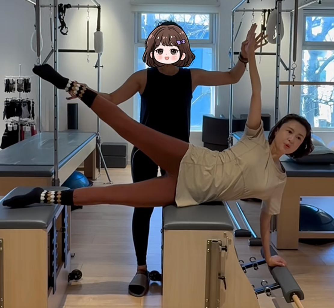 47岁张蕾独自过妇女节，睡到自然醒穿睡衣在床上吃饭，早餐很讲究