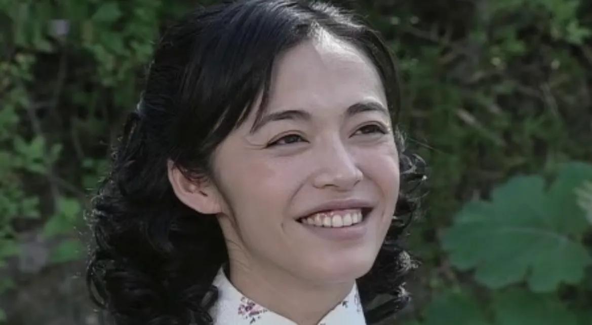 姚晨20岁学生照曝光，网友坐不住了：终于理解凌潇肃为啥一见钟情