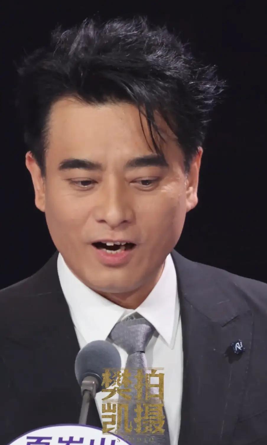 演员陈龙近照曝光！不到50岁牙齿东倒西歪，小10岁妻子仍貌美如花