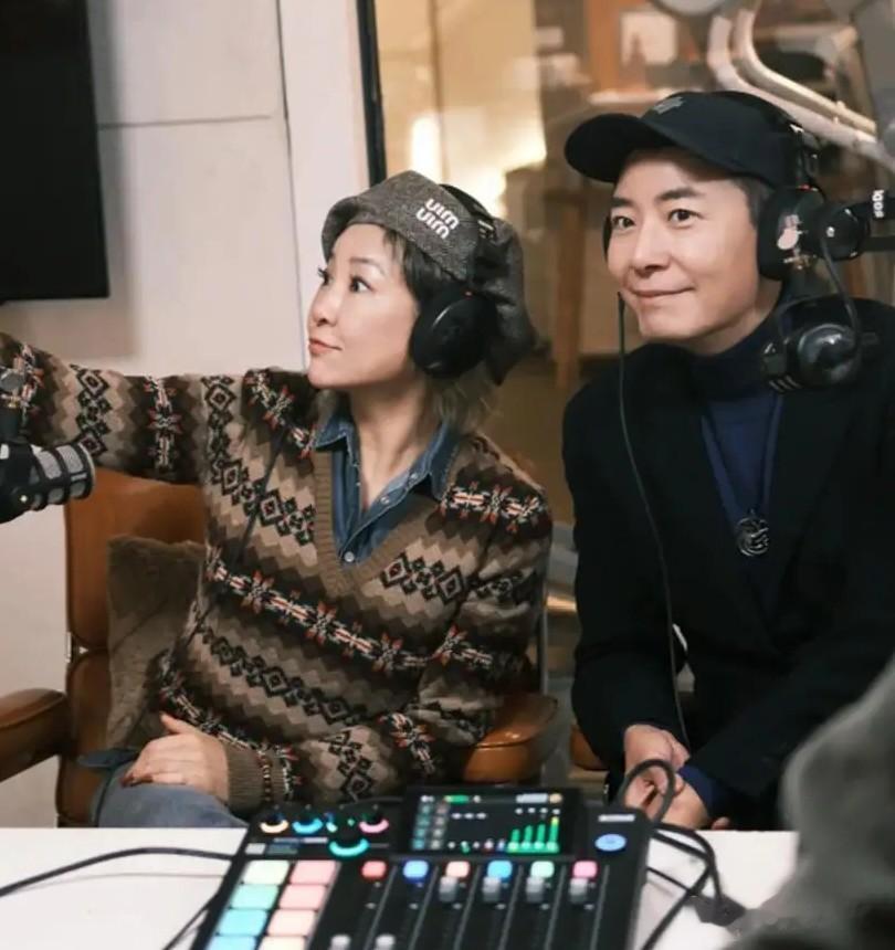 56岁李静飞清迈陪戴军过年,两个人手拉手散步,相处很像夫妻
