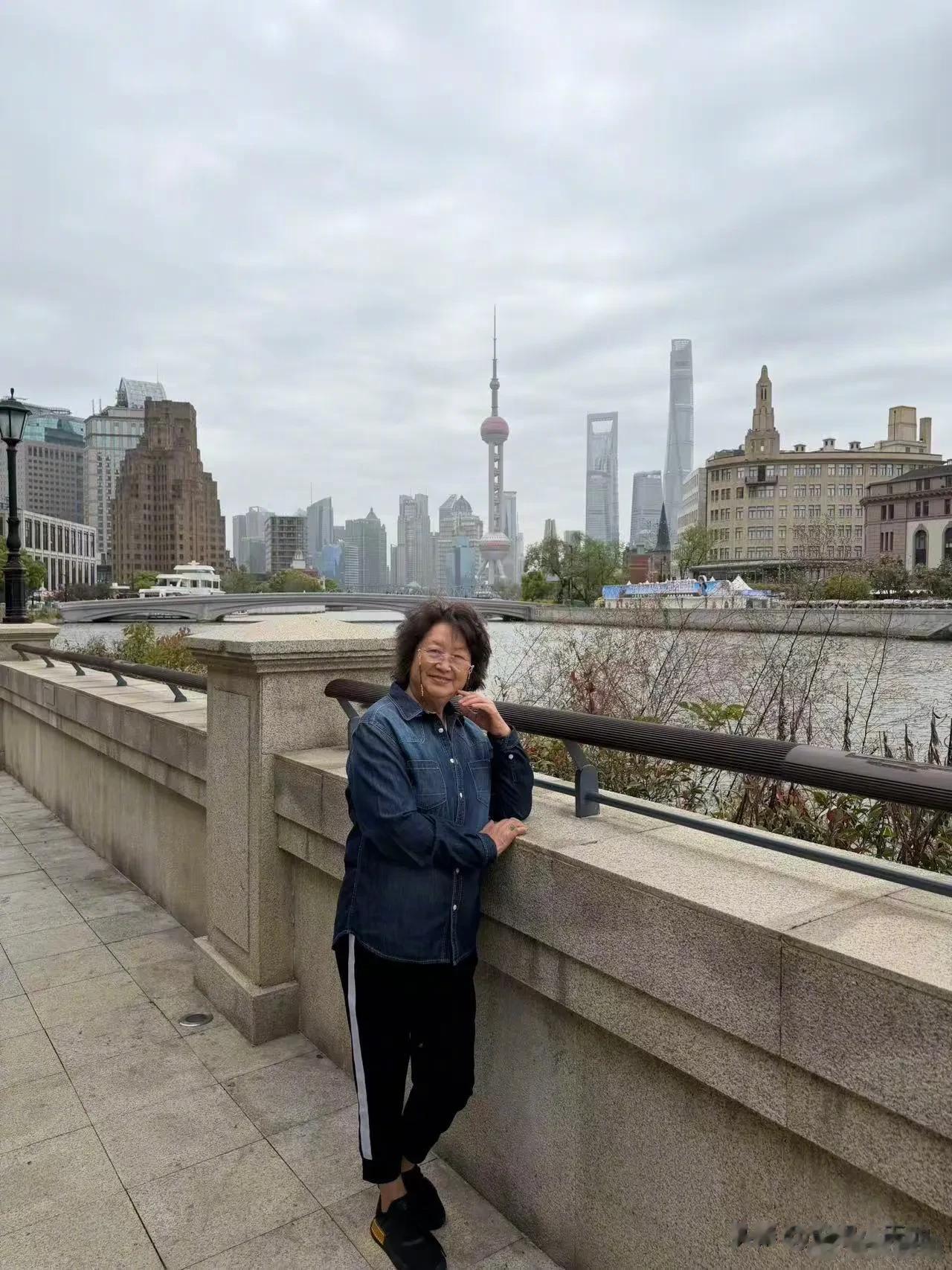 黄晓明妈妈生日！小海绵出镜，照片和窗户玻璃都被打码，太小心了