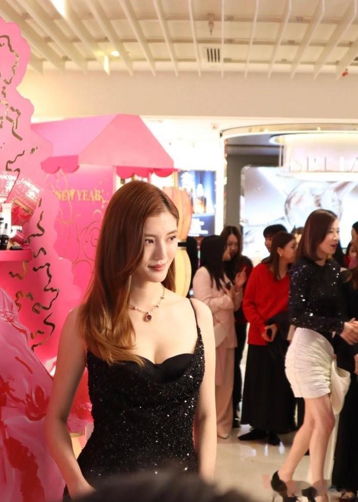 吴千语的身材太瘦了，肩膀的骨头都凸起来了，反而不如以前好看