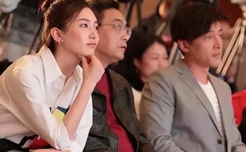 39岁江疏影现身上海，腰粗肚凸身材臃肿，满脸姨味全程扣手不自信