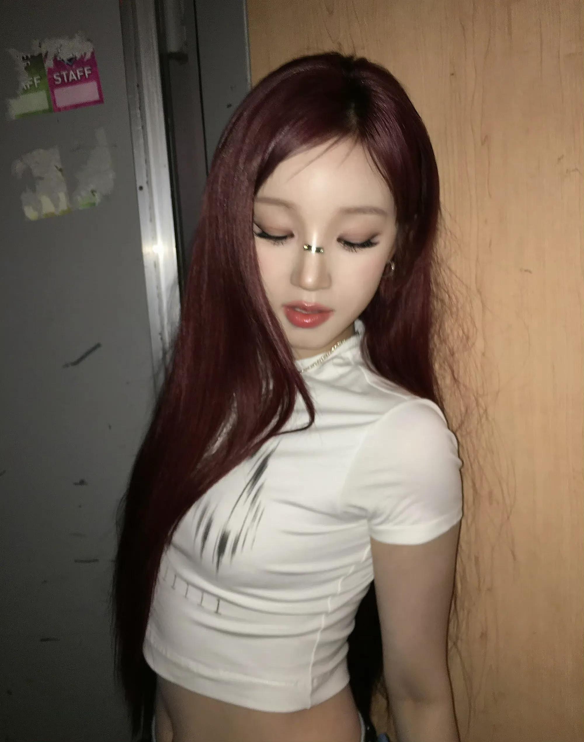 宋雨琦，非主流自拍，绛红色的头发意外的好看！