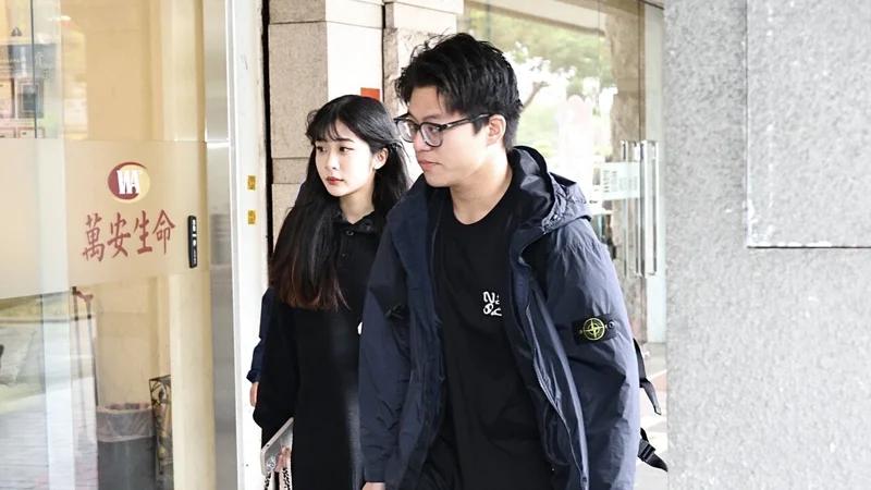 袁惟仁设灵太唏嘘！女儿化大浓妆，儿子灵堂合影微笑比剪刀手