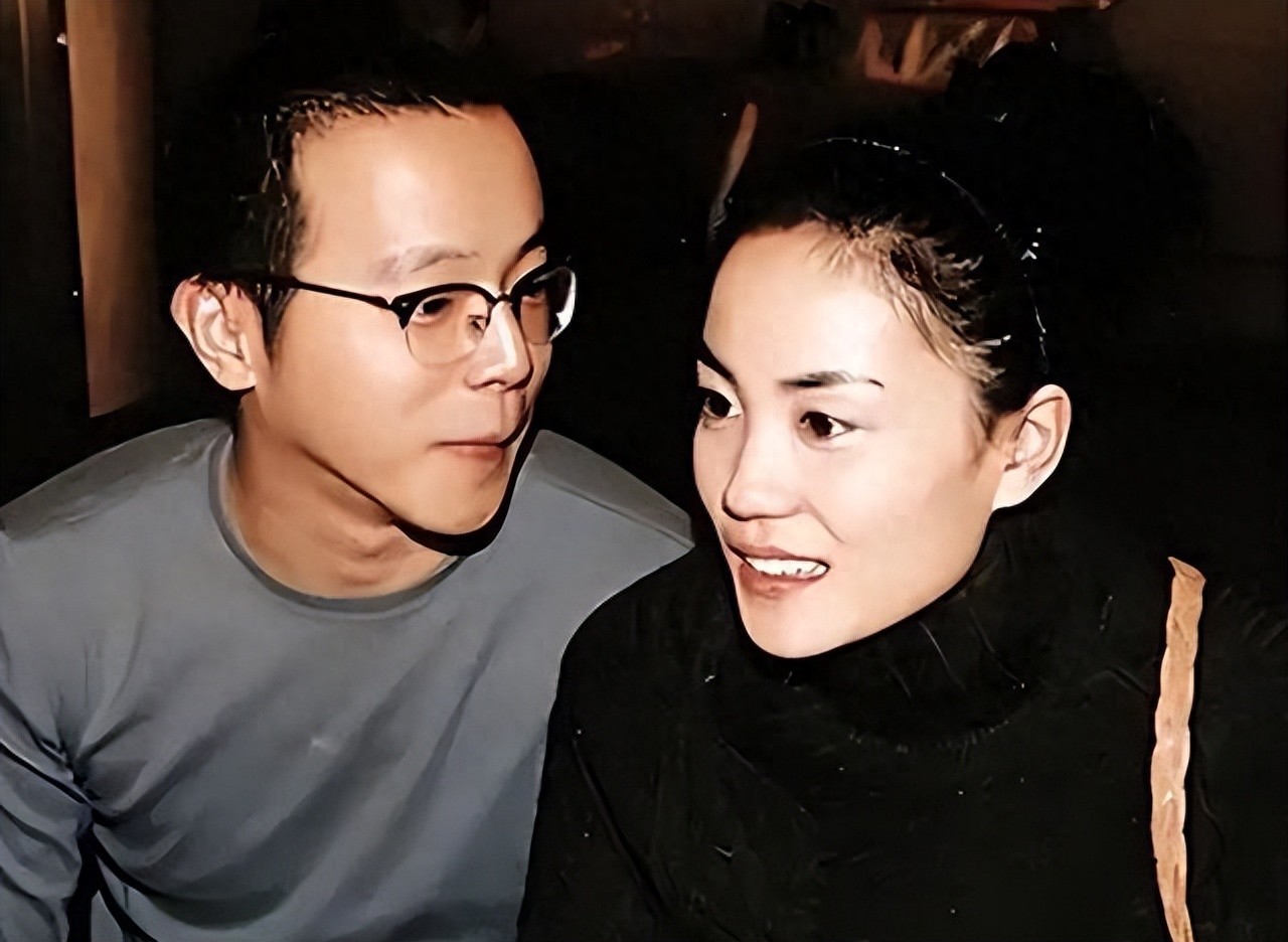 王菲没想到，自己56岁的前夫如今隐居阿那亚，把生活过成了一首诗