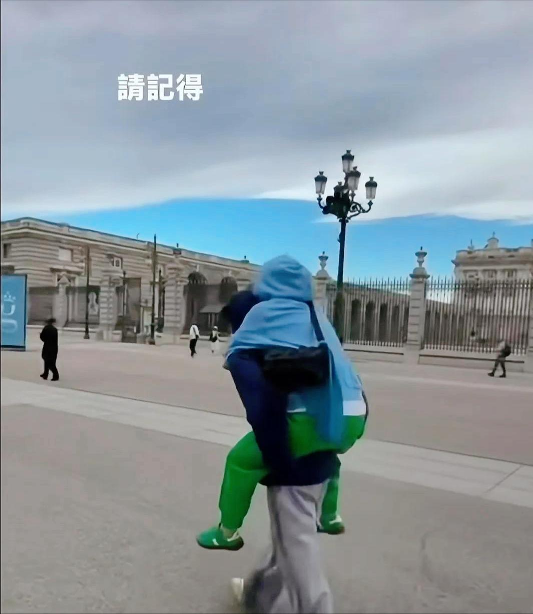 15岁谢振南很疼惜母亲，当街背着张柏芝行走！母子同框画面太温馨