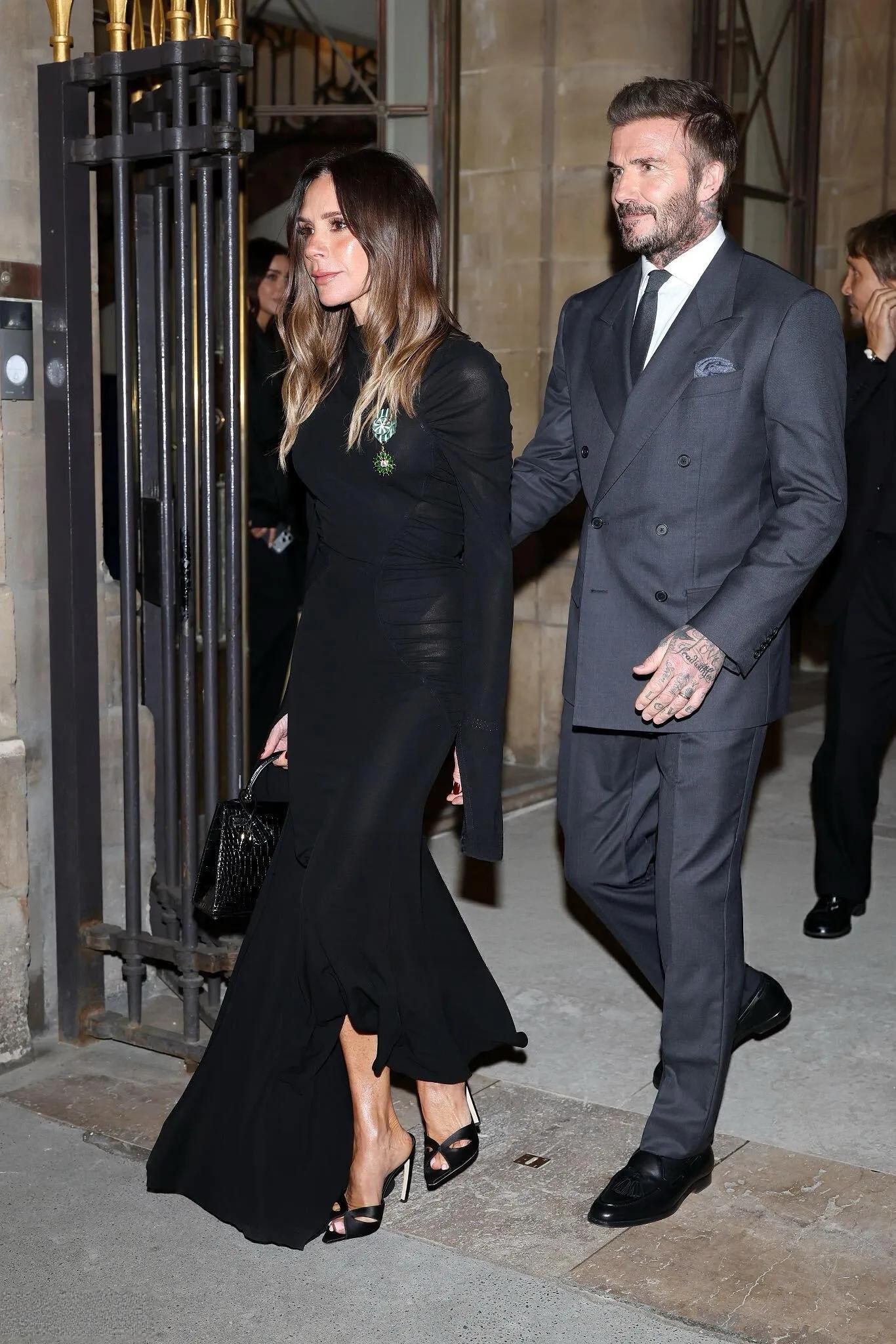 贝克汉姆拿14万爱马仕包，小七穿黑裙漂亮，维多利亚授勋很荣耀