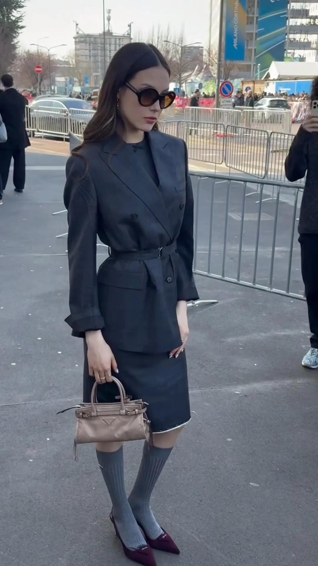 Prada这夜，谷爱凌空降秀场，她和杨幂牵手聊天，刘雯连换4个Look